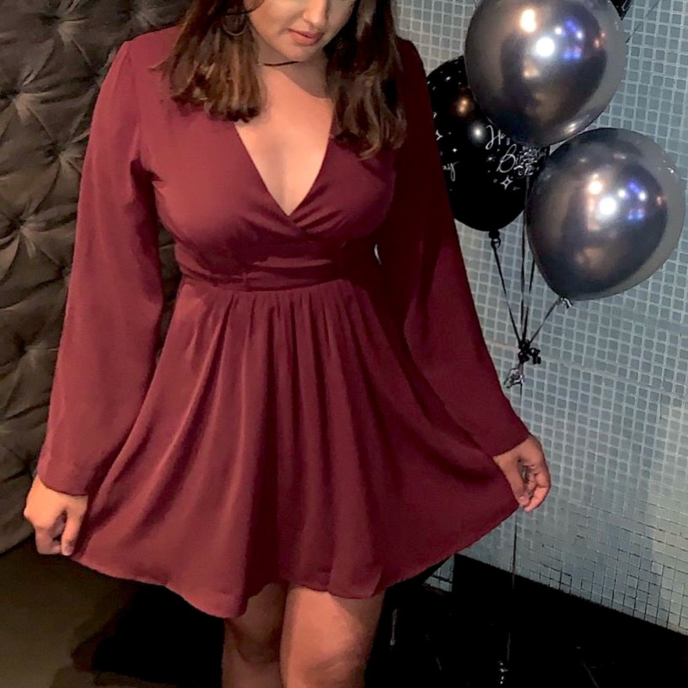 DYNAMITE burgundy flowy yet fitted dress